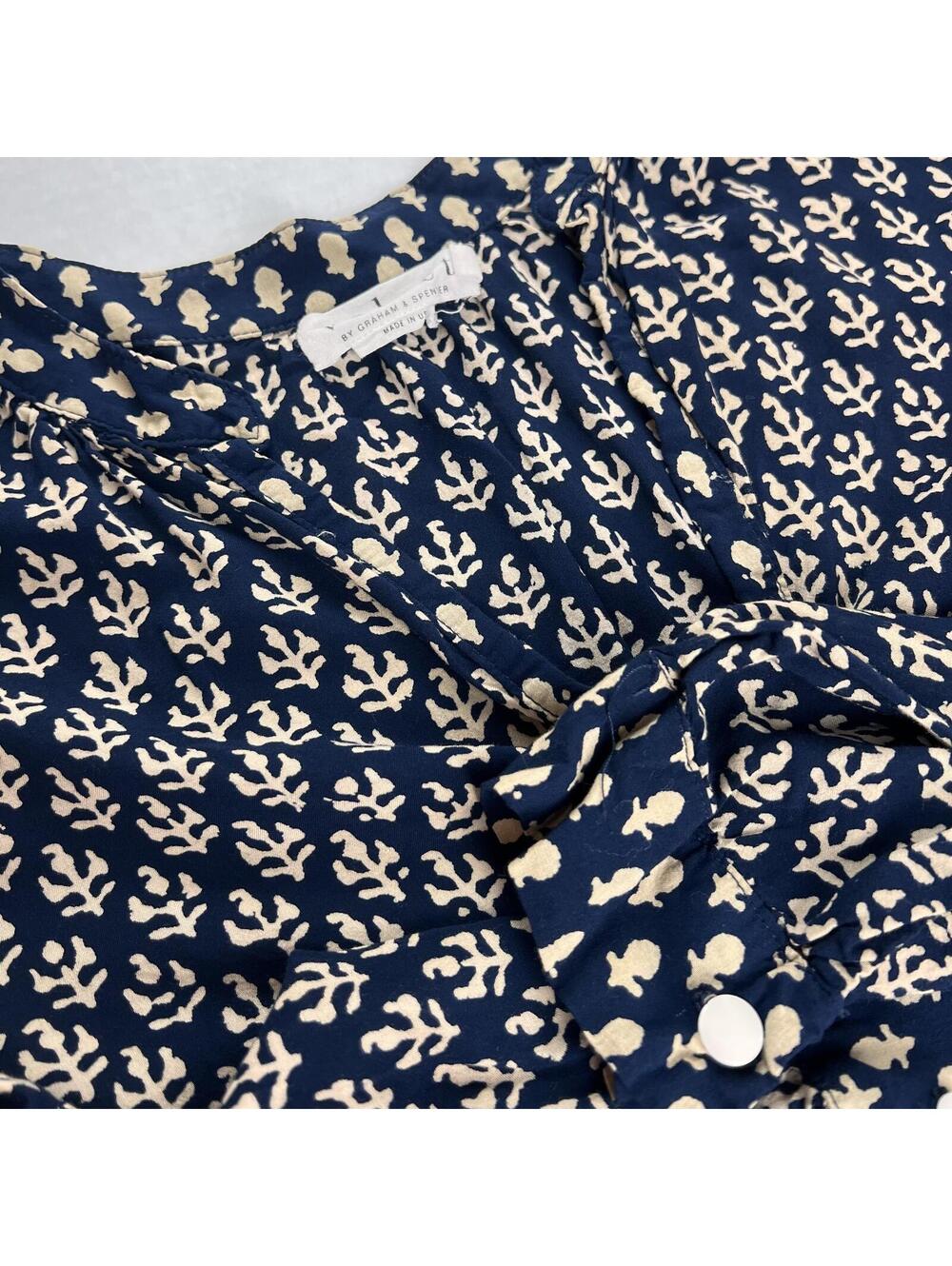 velvet by graham spencer long sleeve v-neck blouse Size M made in usa navy/cream